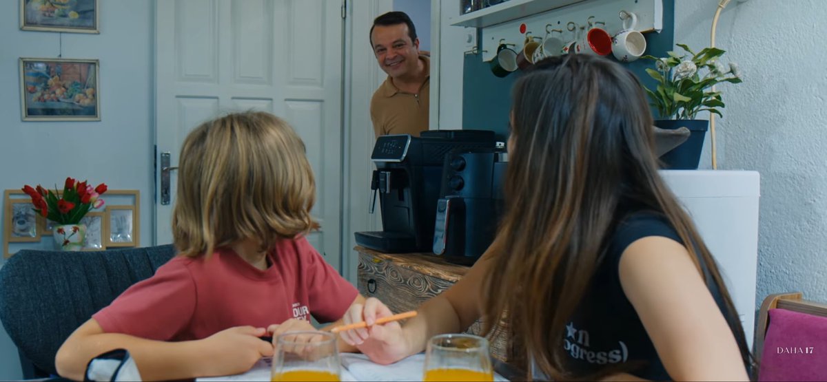 ntbrkndm's tweet photo. her hafta bok basti su kesildi salter atti dnize kiyafet alamiyoz uhuhu sinif kini diye dram yapan denizlerin evinde espresso makinesi ve airfryer var😱😱 https://t.co/9TT4oHuW8v