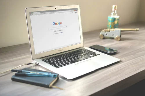 qsmdigital's tweet photo. 📢 Just a reminder - #Google has clarified its #SmartBidding update, which begins rolling out from 17 August

If you're using #AutomatedBidding in #GoogleAds &amp; your campaigns are limited by budget, now's a good time to review your settings. Read more here: https://t.co/J9SYnRFOS4 https://t.co/k0tNN9KYfR