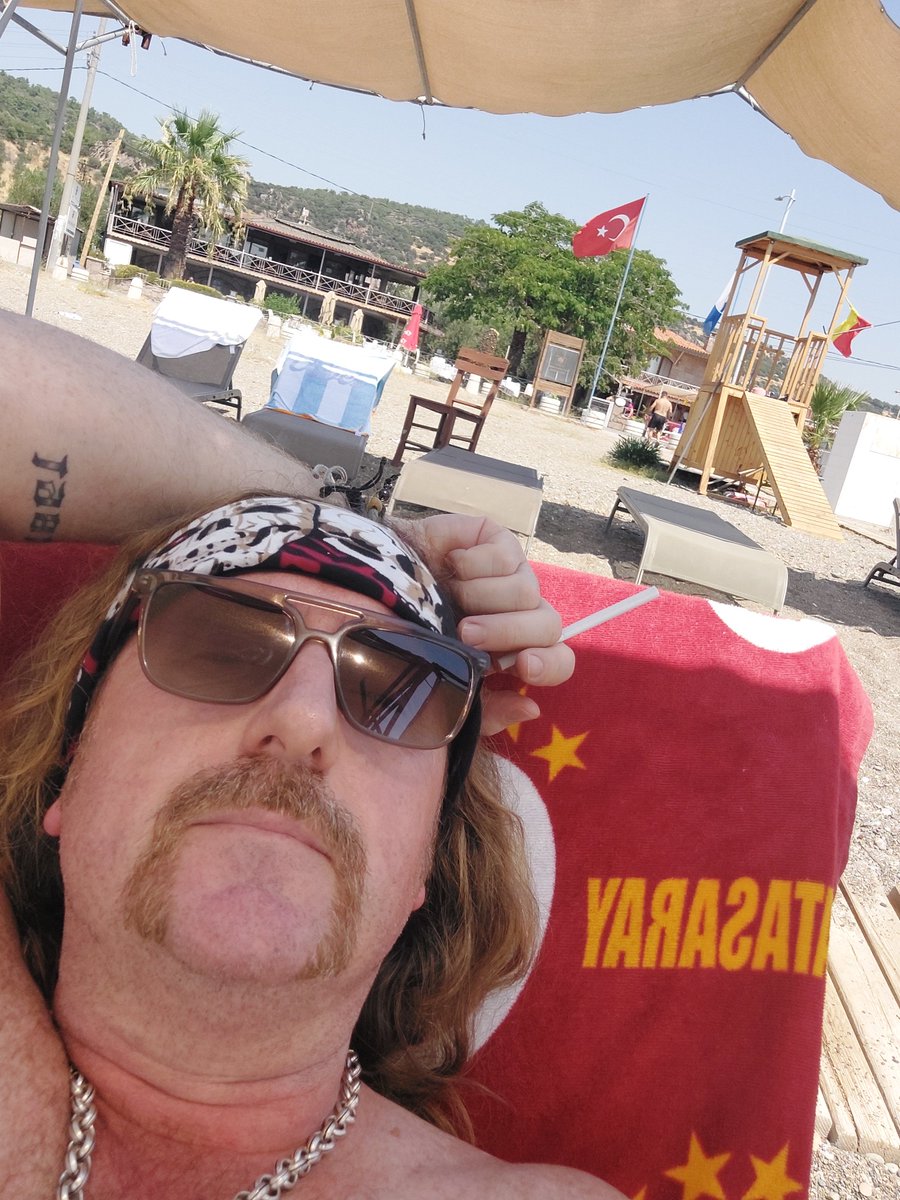 IboSurrender's tweet photo. The Man Who Sold The World...🤘
#RelaxMood 🌊⛱️🍻 https://t.co/GP4mbxTXn2