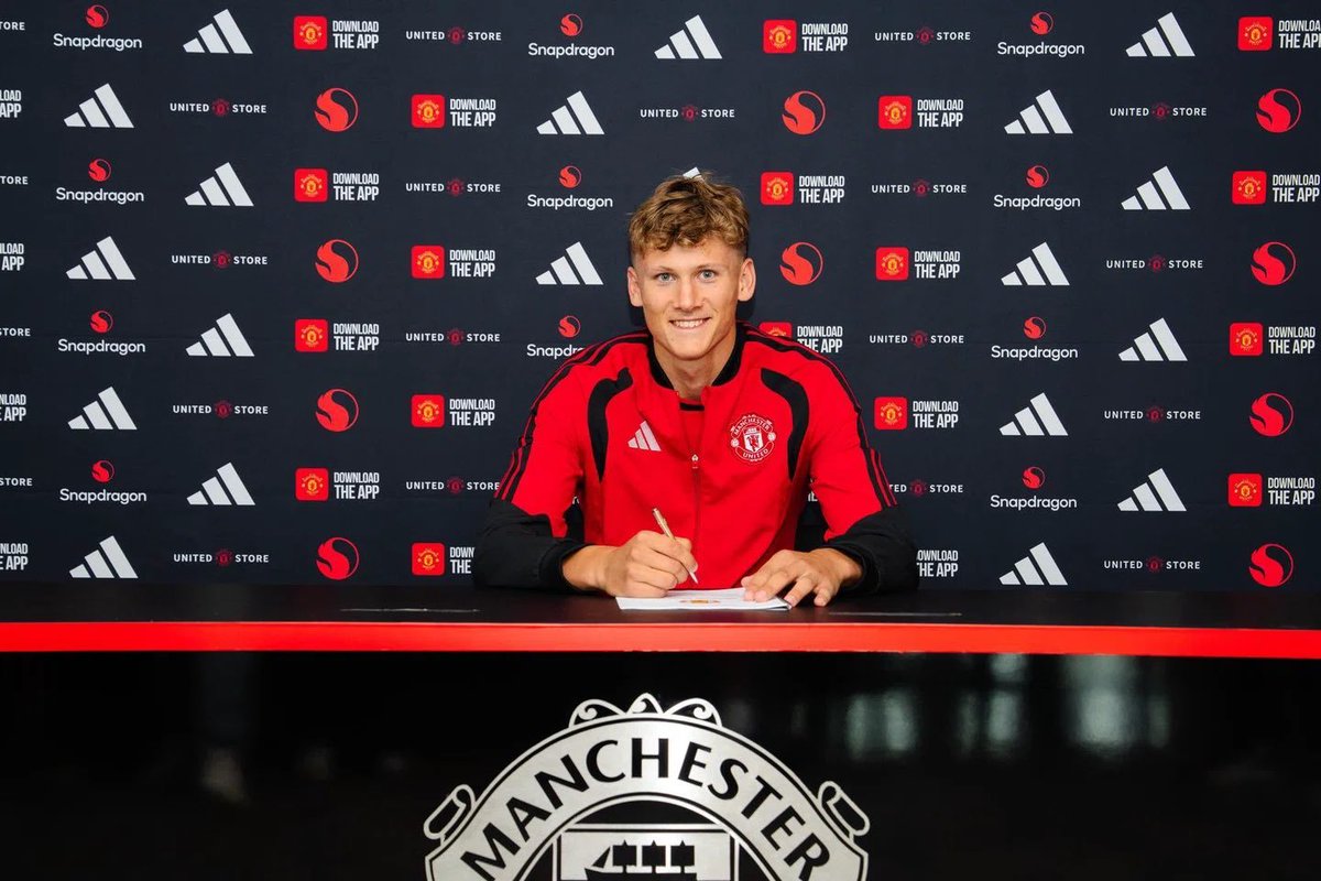 UtdXclusive's tweet photo. 🚨 OFFICIAL:

9 of Manchester United’s Academy players have earned first-year professional contracts with the club this summer:

- Jacob Watson
- Neithan Barbosa
- Albert Mills
- Louie Bradbury
- Charlie Hardy
- Cameron Byrne-Hughes 
- Jayden Ngwashi 
- Nathanial Junior-Brown 
- Rafe McCormack