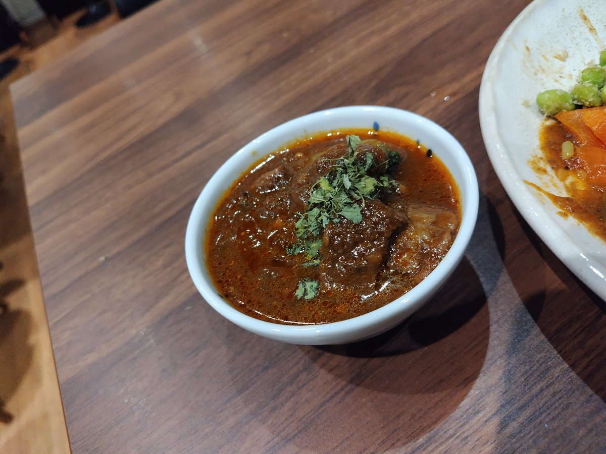 john_gy's tweet photo. 胡粋＠赤坂にて、ティムールペッパーポーク＆牛バラカシミール。ゴリッとした食感とともに華やかな香り弾けるネパール山椒のアクセントが堪らない週替わりに、牛バラの旨味とコクにスパイスのシャープな香りと辛味のコンビネーションが癖になる小鉢は別々でも勿論、合わせて食べても良く、美味しい😋 https://t.co/G3fUCb6xmI