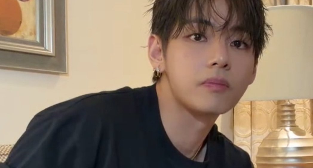sugurukoo's tweet photo. tae keeps getting lip bruises on the exact spot where someone's lip ring sits #noticing https://t.co/xjAALQBV5d