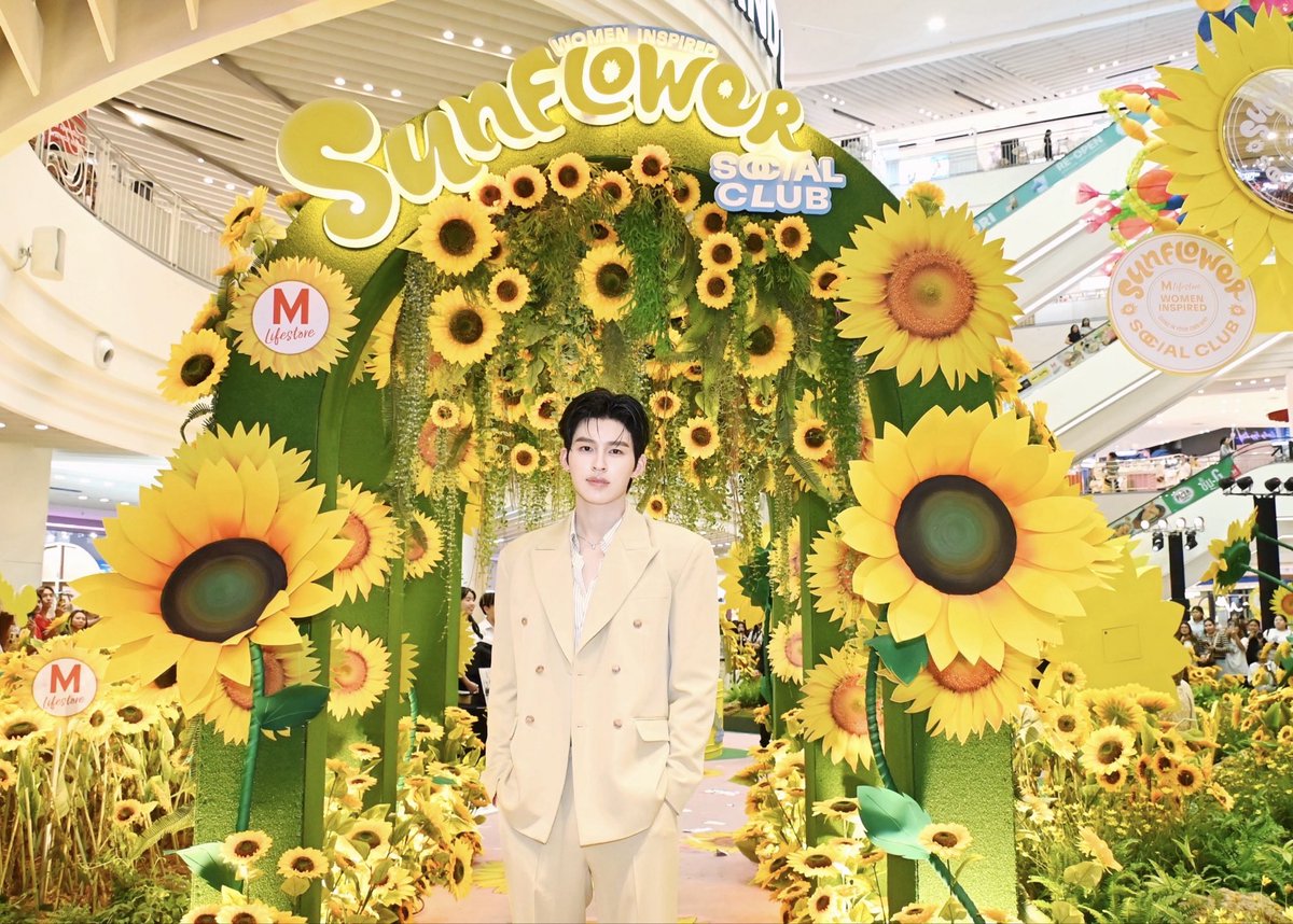 startalkent's tweet photo. ครั้งแรก! “ปอนด์ ณราวิชญ์” ควงคุณแม่–อาม่า ออกงานพร้อมหน้า เติมเต็มโมเมนต์อบอุ่นรับวันแม่ แฟนด้อมแห่ร่วมสร้างความประทับใจสุดคึกคัก

 POND AT THE MALL LIFESTORE WOMEN INSPIRED

#TheMallBangkapiXPond
#ppnaravit
#WomenInspired2026 #SunflowerSocialClub #ShineInYourOwnWay #ปอนด์ณราวิชญ์
#TheMallLifestoreBangkapi

📸 https://t.co/oXiGhBSBPf

อบอุ่นหัวใจสุดๆ สำหรับโมเมนต์พิเศษของ “ปอนด์ ณราวิชญ์” ที่ควงคุณแม่และอาม่า มาร่วมงานด้วยกันเป็นครั้งแรก ในงาน “THE MALL LIFESTORE WOMEN INSPIRED 2026” ที่ เดอะมอลล์ไลฟ์สโตร์ บางกะปิ ต้อนรับวันแม่แห่งชาติ งานนี้เรียกได้ว่าแฟนๆ อิ่มเอมกันถ้วนหน้า เพราะได้เห็นหนุ่มปอนด์ในอีกมุมสุดน่ารักกับสองสาวคนสำคัญของครอบครัว

บรรยากาศภายในงานเต็มไปด้วยรอยยิ้มและเสียงเชียร์จากแฟนด้อมที่มารอต้อนรับกันอย่างคึกคัก โดยเฉพาะช่วงที่ปอนด์พาคุณแม่และอาม่าร่วมพูดคุยและแบ่งปันเรื่องราวความรัก ความผูกพัน และเบื้องหลังความสำเร็จของครอบครัว เรียกทั้งเสียงหัวเราะและความประทับใจไปพร้อมๆ กัน

นอกจากโมเมนต์ครอบครัวสุดอบอุ่นแล้ว ปอนด์ยังพาแฟนๆ ชม “Sunflower House” แลนด์มาร์กสุดอลังการที่เนรมิตจากดอกทานตะวันกว่า 1 ล้านดอก ภายใต้แนวคิด “SHINE IN YOUR OWN WAY” เติมสีสันให้บรรยากาศวันแม่ปีนี้เต็มไปด้วยความสดใสและความสุข

เรียกได้ว่าเต็มไปด้วยพลังแฟนด้อม สำหรับวันแม่ปีนี้ด้วยภาพความทรงจำดีๆ