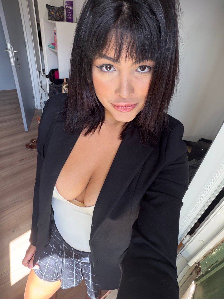 Ambreoof's tweet photo. Les hommes qui regardent sans commenter… vous êtes timides ? 😏
… https://t.co/gf4dozstt8