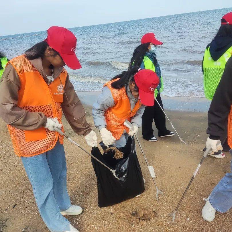 vankoram's tweet photo. Our campus environmental club is hosting a coastal cleanup this Saturday 9AM at East Beach! Bring gloves u0026 reusable bags—let’s keep our shoreline clean together , https://t.co/aMxDKPQDtW