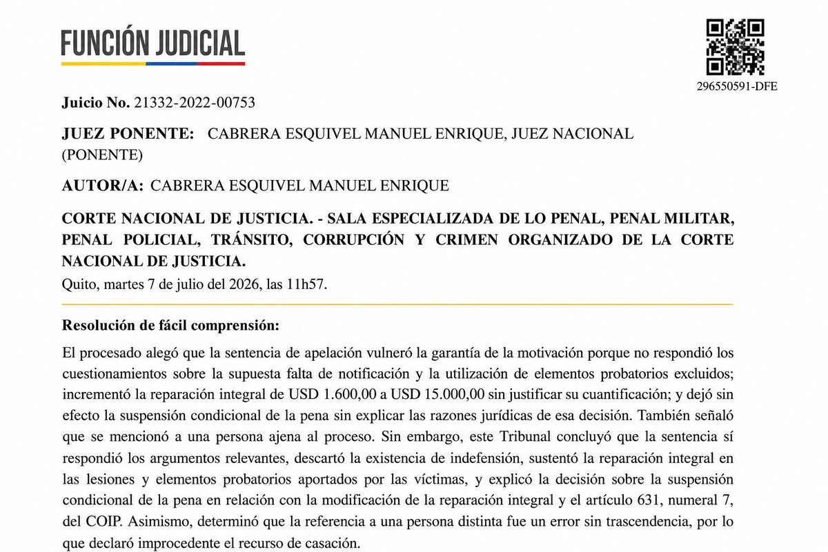 mariovelezec's tweet photo. ⚖️ #SentenciasPenalesCNJ | ¿Puede una sentencia ser anulada porque contiene errores, omite argumentos de la defensa o fija una reparación integral sin explicar cómo llegó a esa cantidad?

⚖️ La @CorteNacional en el Juicio No. 21332-2022-00753 (Julio, 2026) analiza estos cuestionamientos en el caso de Junior Enrique Valdez Becerra, dentro de un recurso de casación en el que la defensa alegó, entre otros aspectos, vulneración de la garantía de motivación, falta de respuesta a sus argumentos, deficiencias en la determinación de la reparación integral y una decisión insuficientemente fundamentada sobre la suspensión condicional de la pena.

Uno de los puntos centrales del fallo es precisar qué significa realmente que una sentencia esté debidamente motivada.

La Corte señala que la motivación no puede analizarse tomando de manera aislada una frase o un párrafo de la resolución. El examen debe realizarse de forma integral, verificando si el tribunal respondió los argumentos relevantes planteados por las partes y si existe una fundamentación jurídica y fáctica que permita comprender por qué se adoptó determinada decisión.

📌 Esto implica una distinción importante: una sentencia puede estar suficientemente motivada aunque alguna de sus conclusiones sea jurídicamente discutible o incluso incorrecta.

La garantía constitucional de motivación exige que existan razones suficientes que permitan comprender la decisión, pero no garantiza necesariamente que esas razones sean las que la parte esperaba ni que el tribunal haya adoptado la interpretación jurídica que considera correcta.

En el caso analizado, la defensa cuestionó que determinados argumentos no habían recibido una respuesta concreta, especialmente aquellos relacionados con el derecho a la defensa, las notificaciones y la valoración de la prueba. También cuestionó que la reparación integral hubiera sido elevada de USD 1.600 a USD 15.000 sin explicar de manera suficiente los criterios utilizados para determinar ese nuevo monto.

Asimismo, se alegó que la Sala Provincial dejó sin efecto la suspensión condicional de la pena sin explicar por qué correspondía aplicar el artículo 631, numeral 7, del COIP ni cuáles eran los requisitos del artículo 630 que ya no se cumplían.

Otro aspecto llamativo fue la presencia, dentro de la sentencia impugnada, del nombre de otra persona ajena al proceso. La defensa sostuvo que este error demostraba un defecto adicional de motivación.

Sin embargo, la Corte Nacional considera que un error de esta naturaleza no genera automáticamente una vulneración constitucional. La pregunta fundamental es si, eliminado ese fragmento, la sentencia conserva suficientes premisas jurídicas y fácticas para sostener la decisión.

En este caso, la respuesta fue afirmativa: el error no modificó la identidad del condenado, los hechos probados ni la valoración esencial realizada por el tribunal. Por ello, la Corte consideró que no tenía la trascendencia suficiente para convertir la motivación en inexistente o insuficiente.

⚖️ Otro límite importante aparece respecto del recurso de casación.

La defensa pretendía que, a partir de los supuestos defectos de motivación, se casara la sentencia y se ratificara directamente el estado de inocencia del procesado. La Corte aclara que una eventual falta de motivación no permite, por sí sola, modificar los hechos probados, volver a valorar las pruebas y declarar la inocencia.

Si realmente existiera una falta de motivación constitucionalmente relevante, la consecuencia sería la nulidad de la decisión deficiente para que otro tribunal emita una nueva resolución debidamente motivada.

🔎 La enseñanza jurídica del fallo es especialmente relevante:
La motivación no exige que el juez responda cada argumento exactamente como lo plantea la defensa, pero sí requiere que las cuestiones relevantes sean consideradas y que la decisión permita conocer el razonamiento que llevó a la conclusión.

Además, un error formal dentro de una sentencia no necesariamente produce nulidad. Para que exista una vulneración constitucional debe demostrarse que ese error tiene trascendencia real y afecta la suficiencia de la argumentación.

En definitiva, la Corte Nacional diferencia entre una sentencia que simplemente no coincide con la tesis de una de las partes y una sentencia que verdaderamente carece de razones suficientes para justificar su decisión.

#Ecuador #SentenciasPenales #CorteNacionalDeJusticia #ReparaciónIntegral