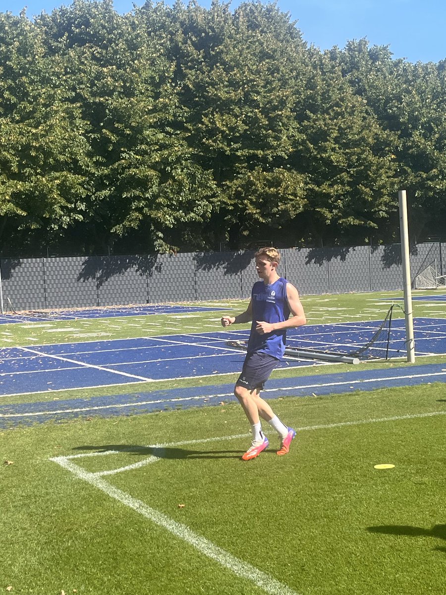 Stefan_gent's tweet photo. Dean aanwezig op training, geen Burgess op trainingsveld #kaagent https://t.co/z11Ib0bPXf