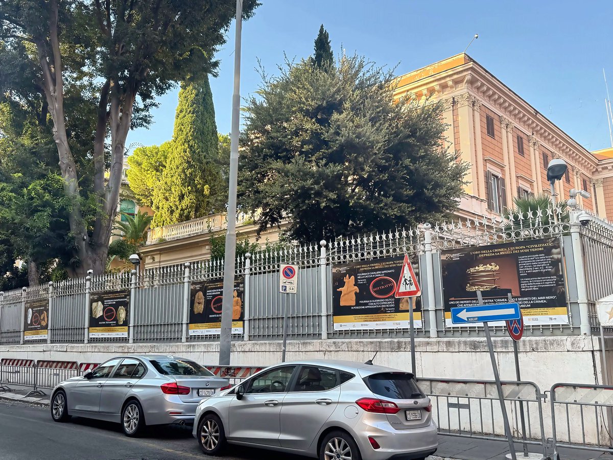 rusembitaly's tweet photo. Il 12 agosto 2026, presso l’Ambasciata di Russia in Italia, è stata inaugurata la mostra all’aperto «L’oro della Crimea: l’Europa “civilizzata” depreda la Russia dei suoi tesori».

🔗 https://t.co/Ap3SrJBmXo https://t.co/P02467blu6