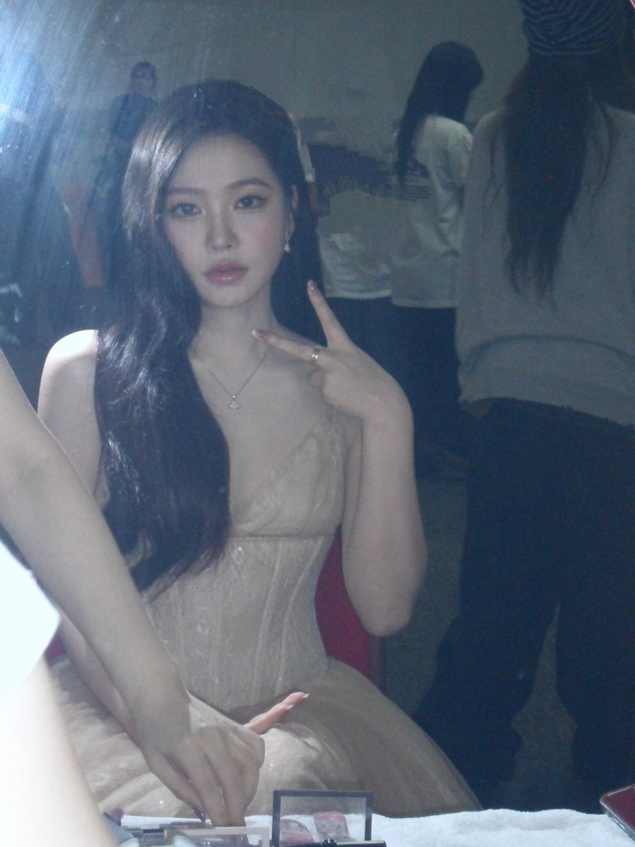luvyrrv's tweet photo. just yeri and her iphone 5s and nikon coolpix camera ✨ https://t.co/HxYA9AirFT