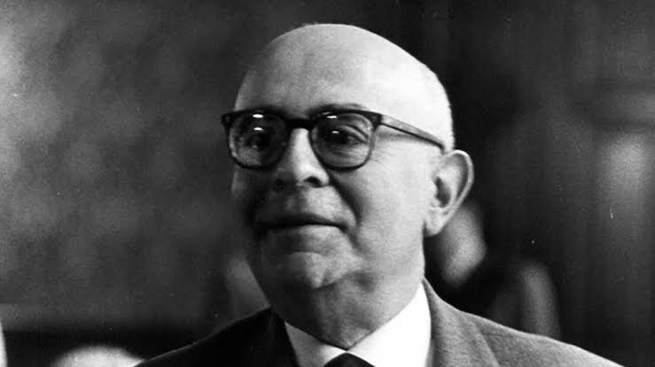 metakritik_'s tweet photo. "Toda felicidade é uma fragmento de toda a felicidade que se recusa aos homens e que eles recusam a si mesmos."

Theodor W. Adorno, "Meditações sobre a metafísica" https://t.co/7SQGYT4sF5