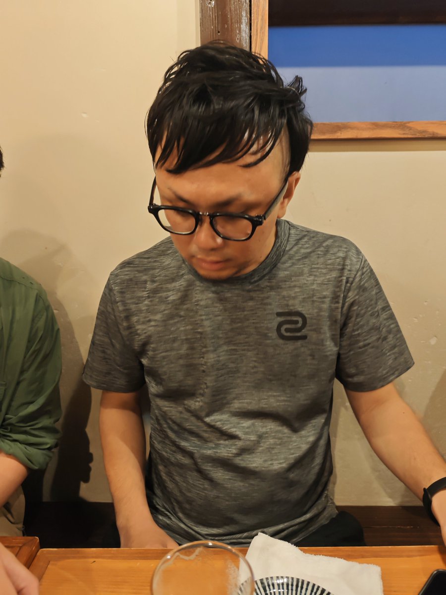 offeryasu's tweet photo. ZOWIEの打ち上げに勝手に混ざっています今GLHF！ https://t.co/AszjDgxQdL
