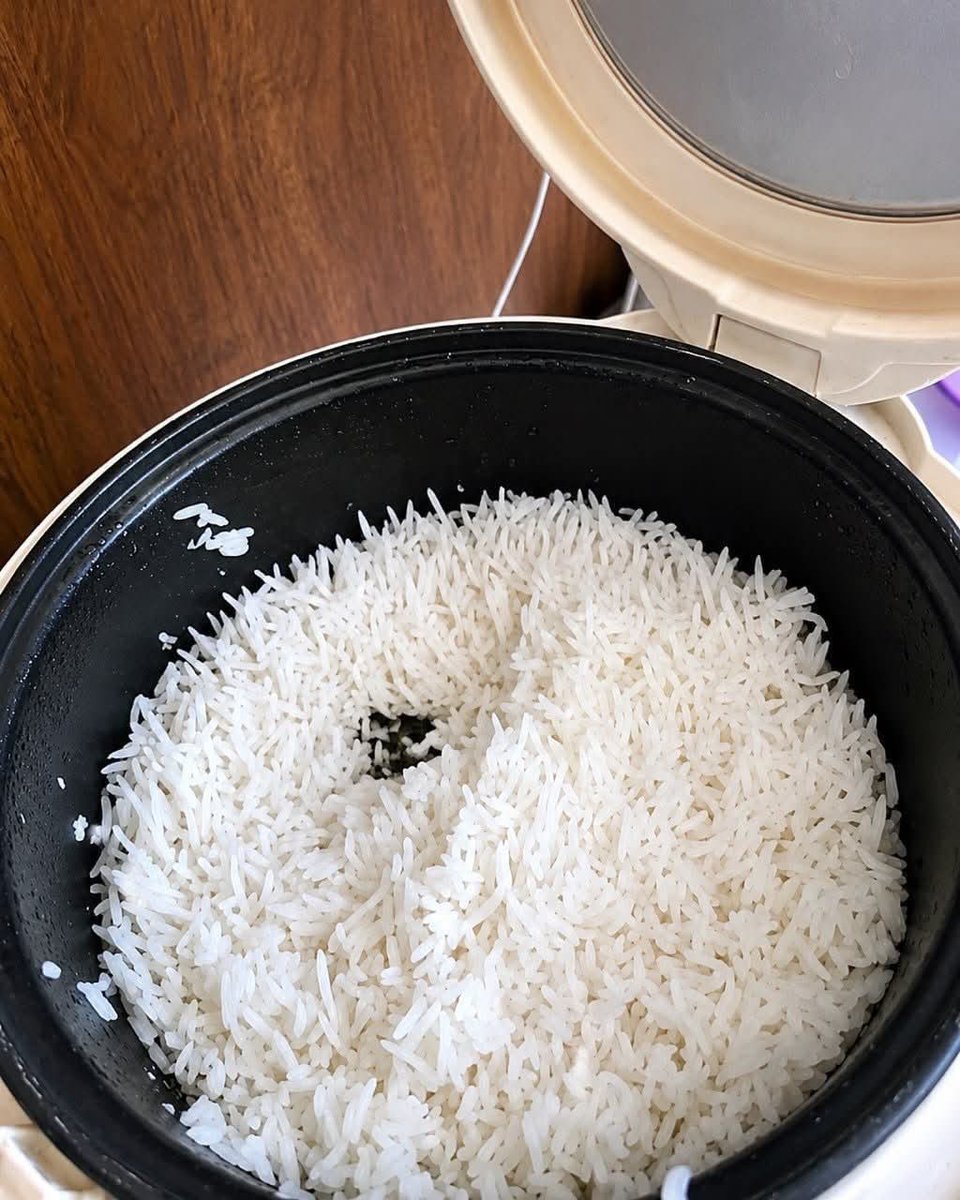 Omoilorin001's tweet photo. What kind of rice is this? Why has it all risen/stacked up like this first thing in the morning? 🌚 https://t.co/YN4S64pAOQ
