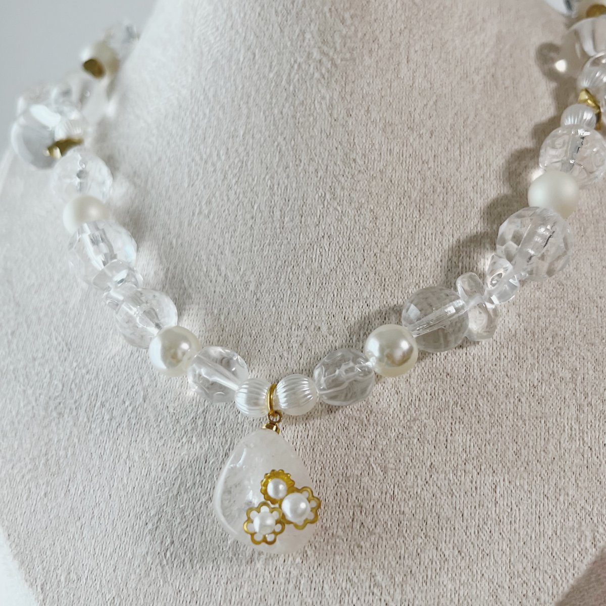 hanamorits's tweet photo. クオーツとのフラワービーズネックレス

#ハンドメイド　#ハンドメイドアクセサリー
#ビーズネックレス　#ビーズアクセサリー https://t.co/bto776pR8Y