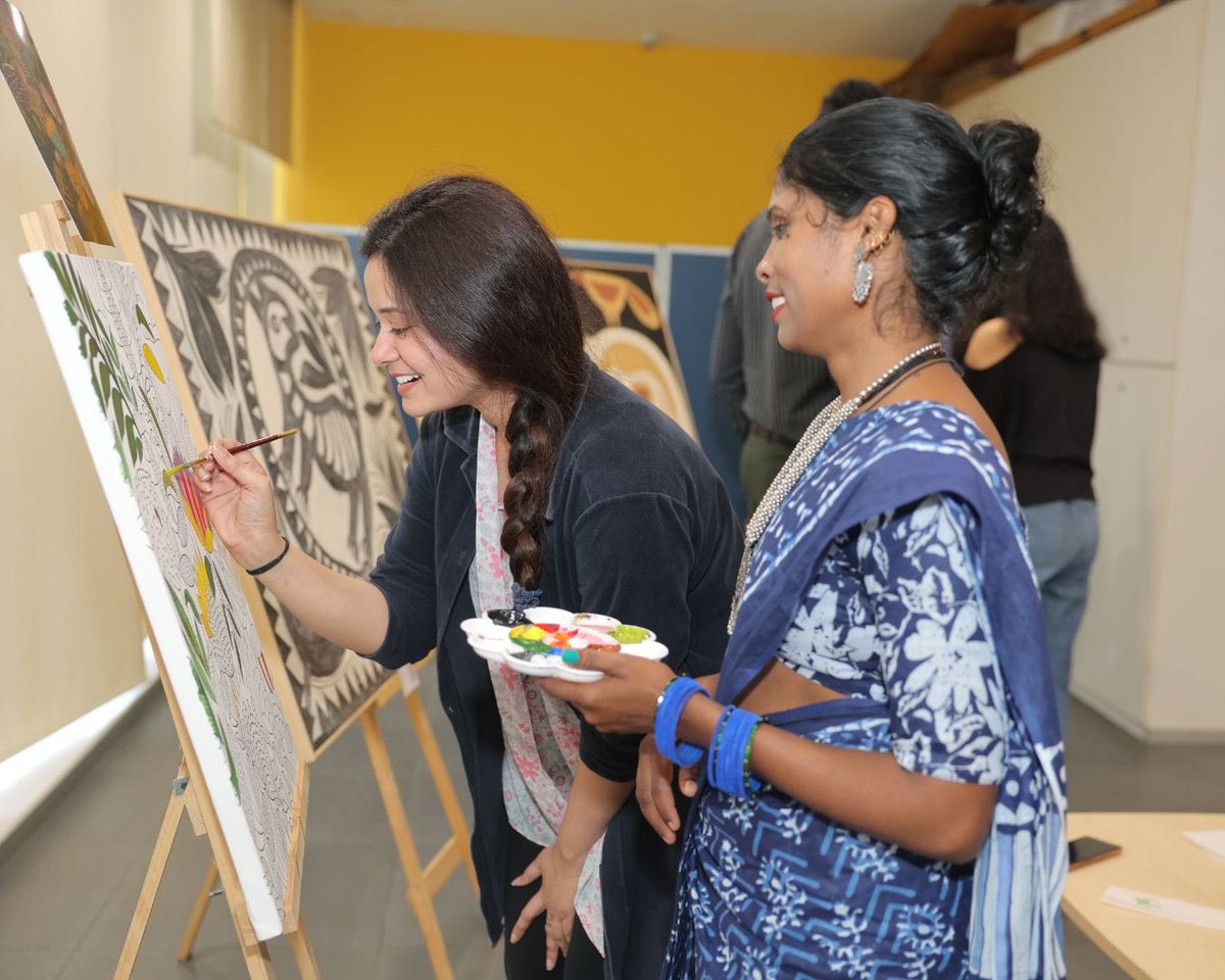 ccdfindia's tweet photo. A collaboration of CCDF and BMW India Foundation, Project Chitravan focuses on contemporising indigenous tribal art and empowering artists. Highlights from the project’s display at the BMW India office in Gurgaon.

#ProjectChitravan #BMWIndiaFoundation #CCDF #TribalArt https://t.co/iFboPUrXTH