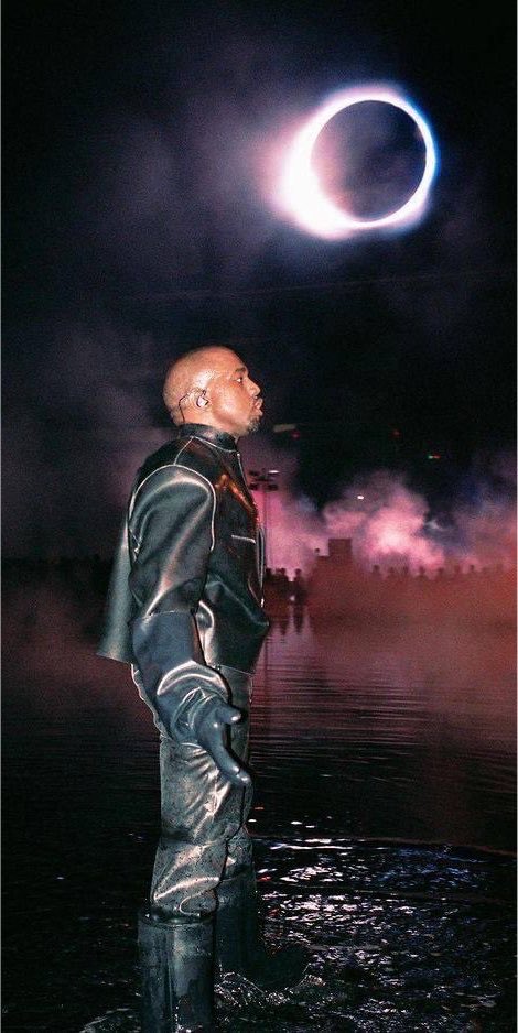 YZYFRANCE1's tweet photo. EUROPE WILL NOW EXPERIENCE THE DONDA 2 LP ECLIPSE IRL 😭🌑 https://t.co/niVboA3Wce