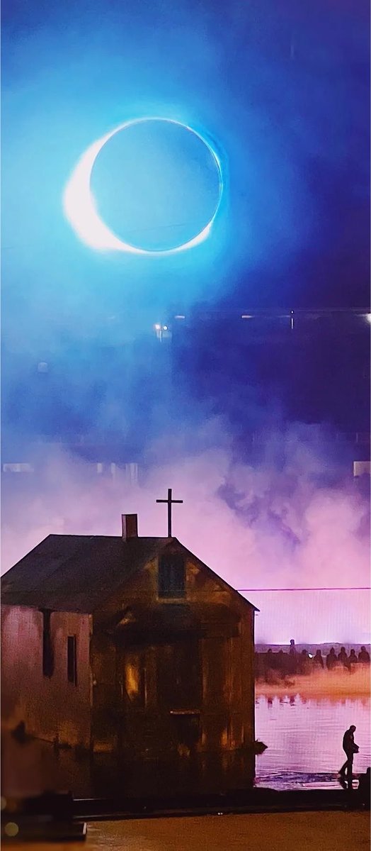 YZYFRANCE1's tweet photo. EUROPE WILL NOW EXPERIENCE THE DONDA 2 LP ECLIPSE IRL 😭🌑 https://t.co/niVboA3Wce