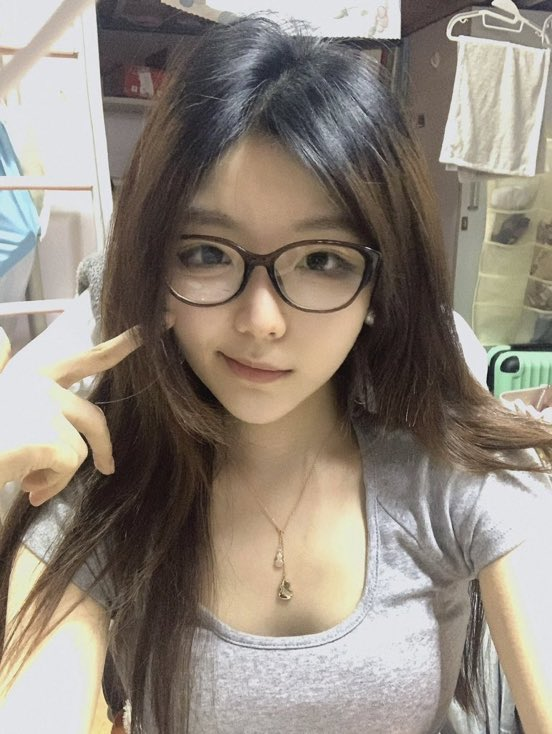 BlondeMoni87180's tweet photo. 新人刚玩x，我看书你们看福

谁要锐评一下我女大的福🤪

看完不许讲我福黑嗷…… https://t.co/2ZUKFb0PMM