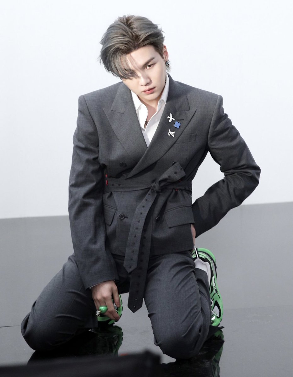 RoRoBang0613's tweet photo. 수트입고 무릎꿇기 야rrrrrrr🤤 https://t.co/AbwZimDohc