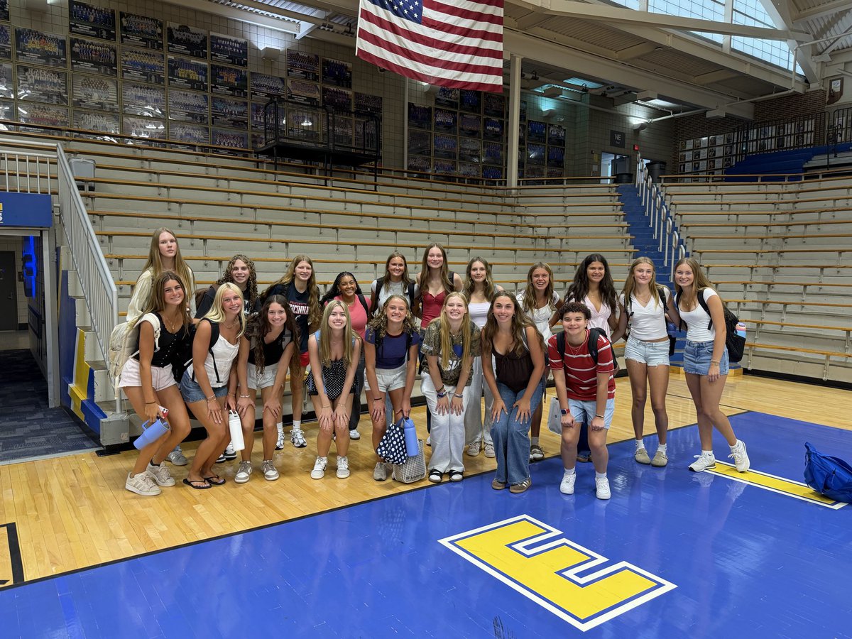 CHS_Womensbball's tweet photo. ✨First day of school pics✨ https://t.co/jZks1q9o8L