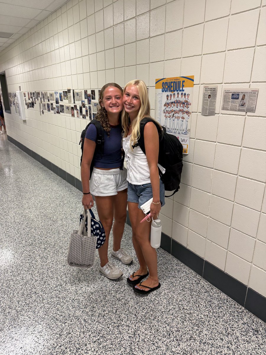 CHS_Womensbball's tweet photo. ✨First day of school pics✨ https://t.co/jZks1q9o8L