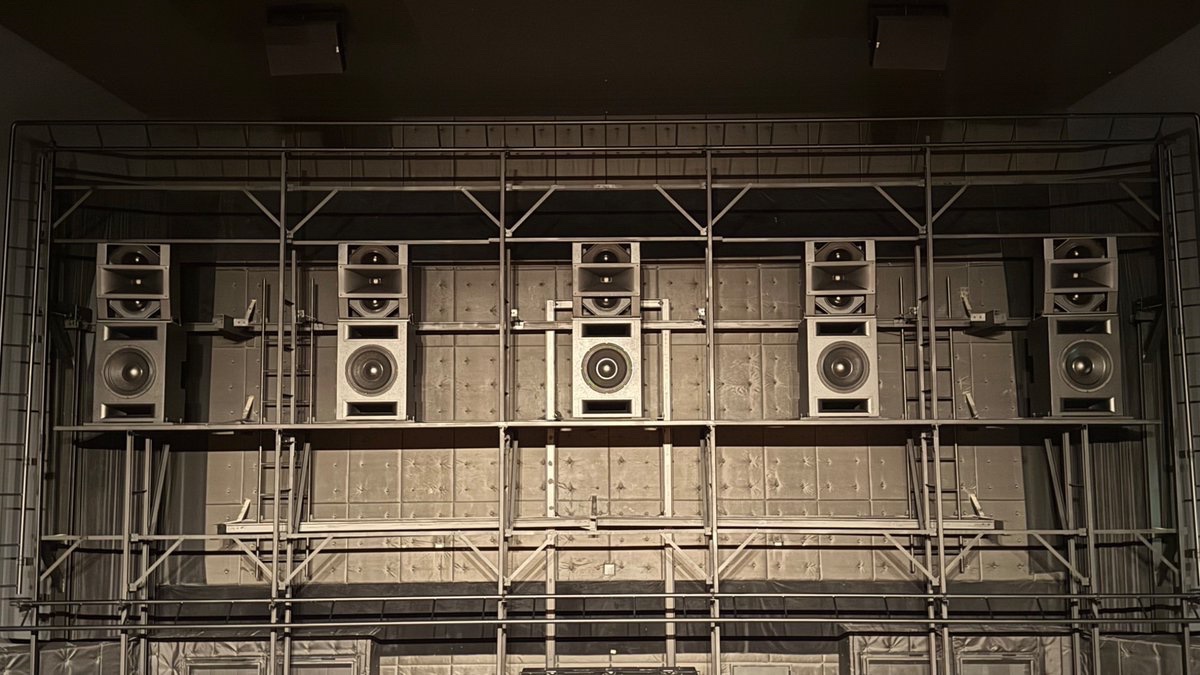 cinemacity_jp's tweet photo. いよいよ明日、日本初導入となるMeyer Sound社「ASTRYA-140」を換装したシネマ・ツーbスタジオがお披露目となります！
ここでスクリーン張り替え前に撮影したASTRYAが5台鎮座する貴重なお姿をご覧ください(￣▽￣)/ https://t.co/yHdA5tftvJ