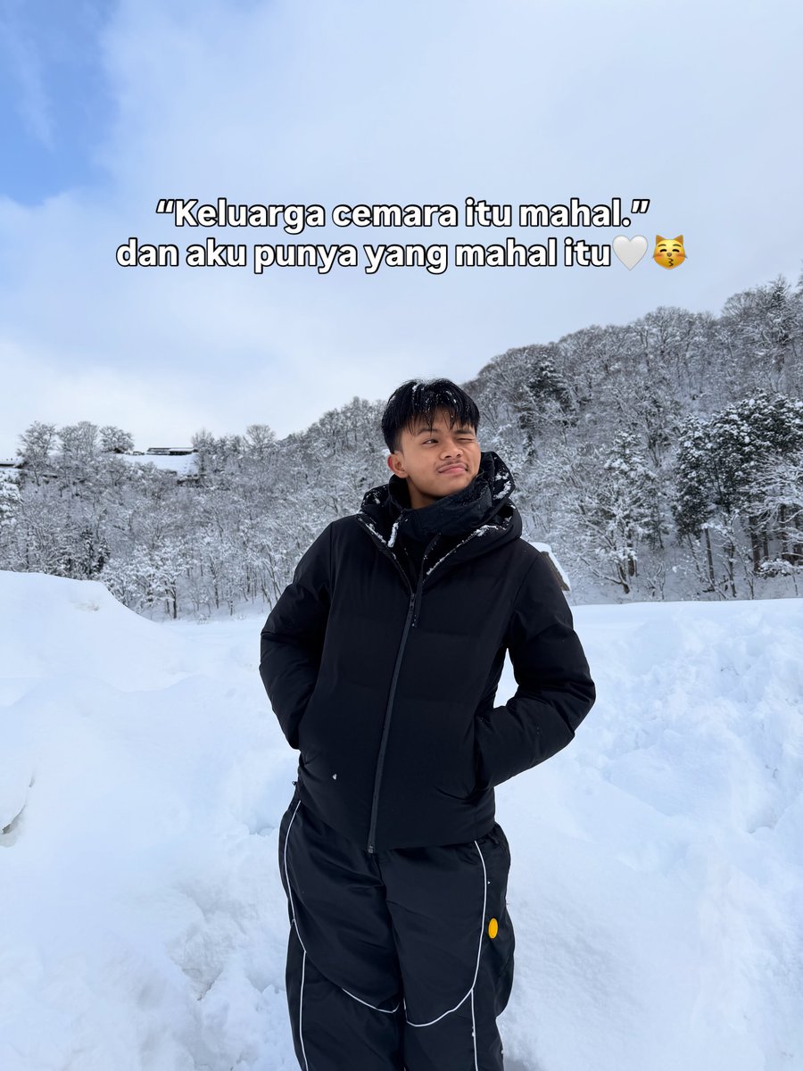 EmeliaSwoanvm's tweet photo. 備蓄見直そ…と思ったらまあまあカオスだったわ… 2022年までの水、生活用水にとっときたいけどそんなことしてたら飲める水入れとくスペースなくなっちゃうよなぁ… みんなどうしてる？？ https://t.co/aZEoTAVLhP