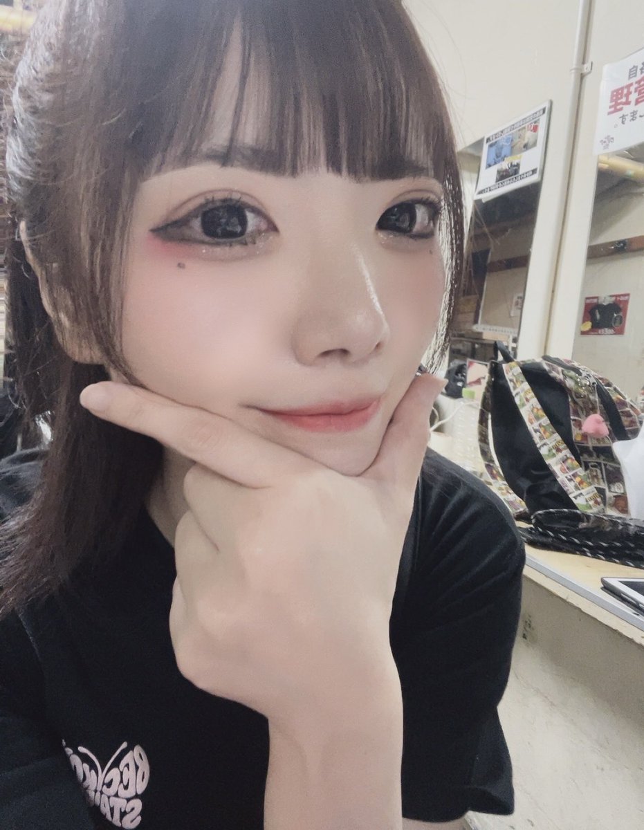 saki1106AM's tweet photo. ぴえんさん主催アメ村DROPライブお疲れ様でした🎵
楽屋知ってる人いっぱいでテンションあがったなぁ😚嬉
最終日も全力で遊べて本当に楽しかったよ遊びに来てくれた皆ありがとう🙇‍♀️💕
4日間無事完走しましたー！！🏃‍♀️
今日はいっぱい寝る( ˙꒳​˙ *)💤 https://t.co/5HYcBFGWmO