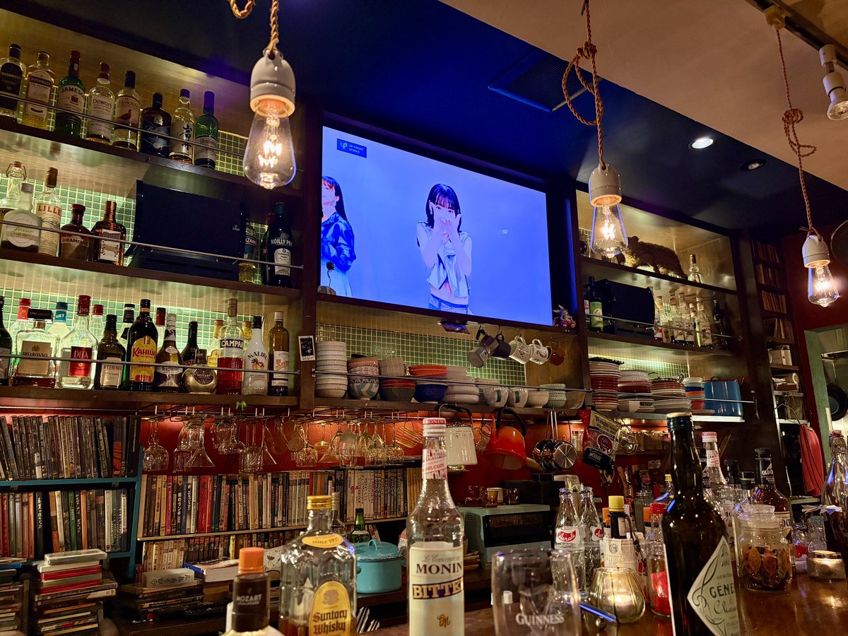 Powerofpandasan's tweet photo. バーにMei https://t.co/PV2AKGxV53