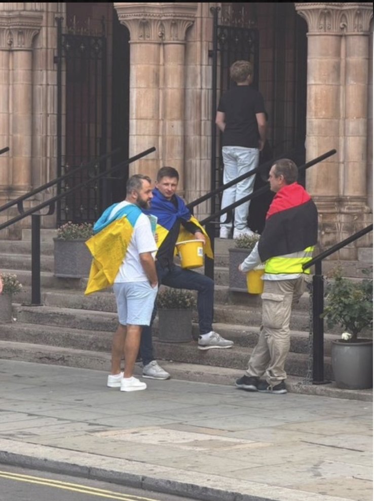 PhilKonieczny's tweet photo. Znowu lewackie śmieci próbują grzać aferę bo jakis Polak w UK zwyzywał Ukraińców. Pomijany jest jednak fakt dlaczego to zrobił.
Ukraincy stali z flagą bandery.
Na Ukrainie gloryfikowany jest nazizm https://t.co/aKxrCpYTpZ