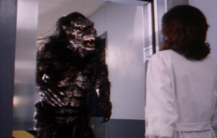 LeMarquePage's tweet photo. Metalbeast (1995)
Un mec se change en loup garou du coup on fait des expériences scientifiques dessus. 
Y'a plein de jolies répliques du genre "séparons-nous pour trouver la sortie"
Mais même en tirant des obus d'argent au bazooka contre la créature, ça vaut tjrs pas le coup. https://t.co/9xxk2tNt9d