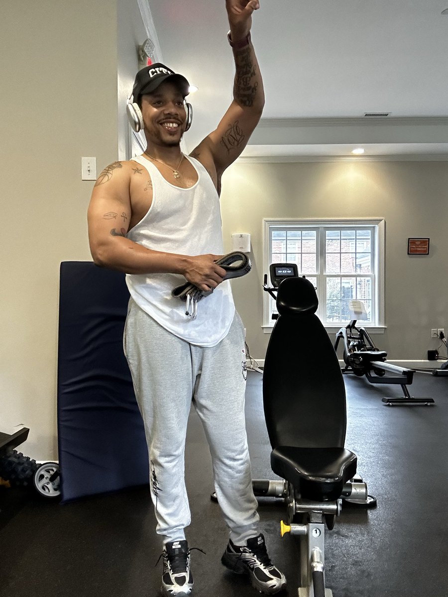 __ANTLIVE__'s tweet photo. Gym is life, I workout so I can pick my girl up at any time https://t.co/m93c265qgV