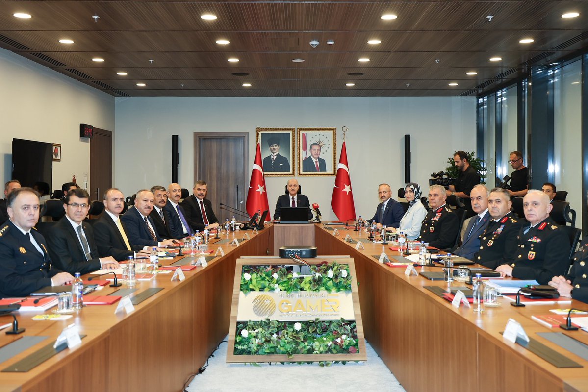 NumanKurtulmus's tweet photo. İçişleri Bakanımız Mustafa Çiftçi’nin ev sahipliğinde düzenlenen “Millî Dayanışma ve Toplumsal Bütünleşmenin Güçlendirilmesi” konulu güvenlik toplantısında, 81 ilimizin valileri, emniyet müdürleri ve jandarma komutanlarıyla video konferans yoluyla bir araya geldik.

Yurdumuzun dört bir yanında barış, huzur ve esenlik ortamının korunması için İçişleri Bakanlığımız, emniyetimiz, jandarmamız, Millî İstihbarat Teşkilatımız ve Türk Silahlı Kuvvetlerimiz büyük bir sorumluluk üstlenmektedir.

Ülkemizin güvenliğinin ve kardeşliğin teminatı olan tüm güvenlik güçlerimize görevlerinde üstün başarılar diliyorum.