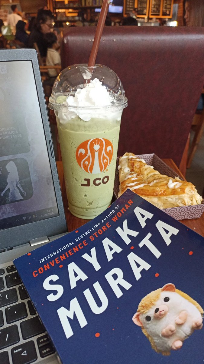 justithia's tweet photo. i cant stop talking bout my highly recommended book, cuz this book is so disgustingly gewd and i think still its so underrated like I NEED EVERYONE TO READ THIS MASTERPIECE. actually d book is not for everyone, but if youre into a weird n uncomfortable stories plz do read it n https://t.co/R52Q6PBpLe