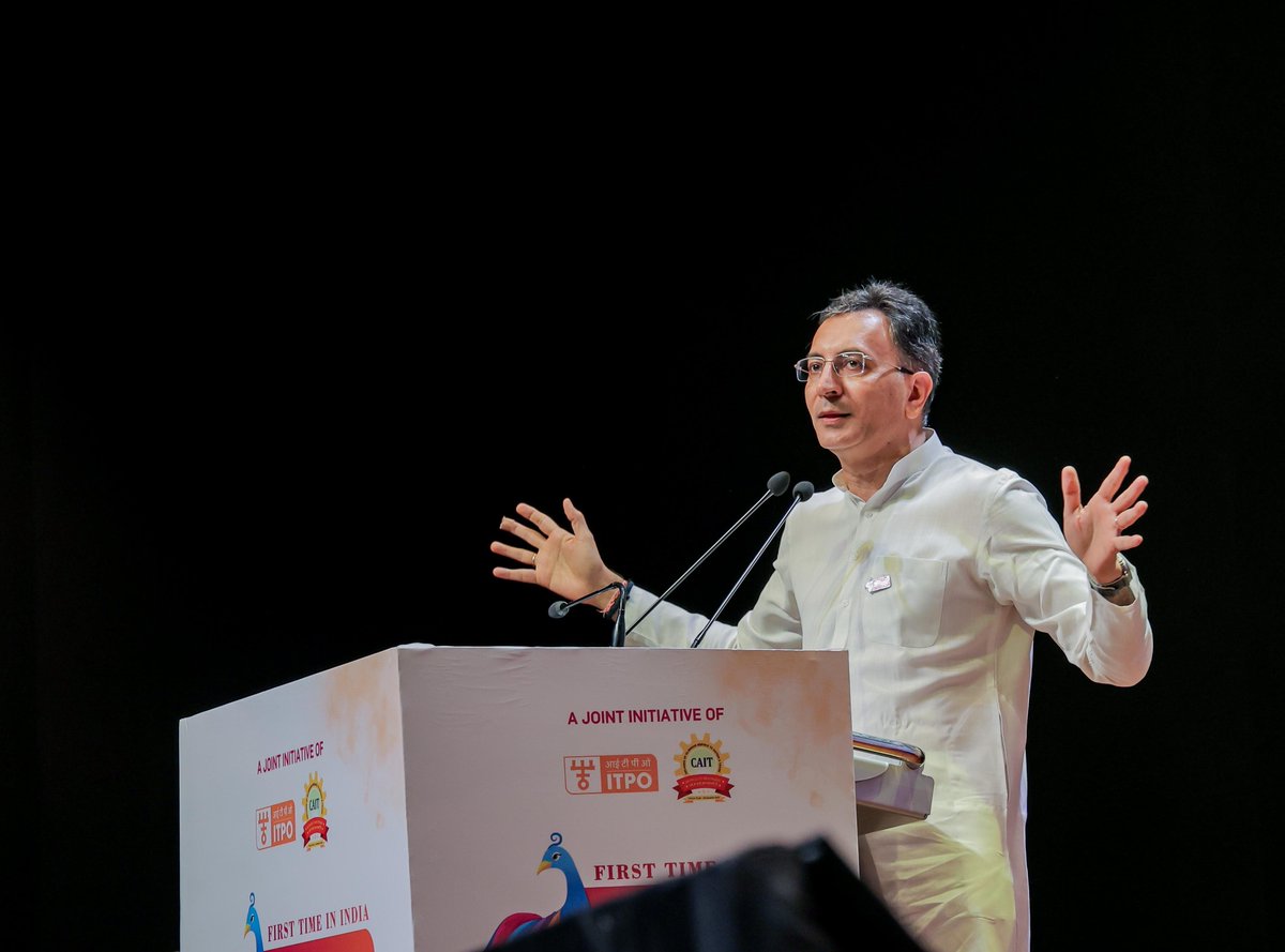 PKhandelwal_MP's tweet photo. भारतीय व्यापार महोत्सव 2026 के उद्घाटन अवसर पर माननीय केंद्रीय राज्य मंत्री श्री @JitinPrasada जी का स्नेहपूर्ण आगमन हम सभी के लिए उत्साह और प्रोत्साहन का विषय रहा।

देश के व्यापारियों, उद्यमियों और MSMEs की क्षमता को सामने लाने तथा उन्हें नए बाजारों और अवसरों से जोड़ने के इस प्रयास में आपकी उपस्थिति ने #BVM2026 की गरिमा बढ़ाई है। आपके समर्थन और प्रोत्साहन के लिए पूरी @CAITIndia टीम की ओर से आभार।

@narendramodi @PiyushGoyal @smritiirani @BCBhartia @CAITIndia @BVM2026 @ITPODesk