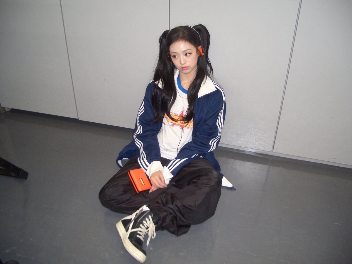 picbaemon's tweet photo. AHYEON WEVERSE UPDATE 

🌙✨ https://t.co/Yzr917sPaP