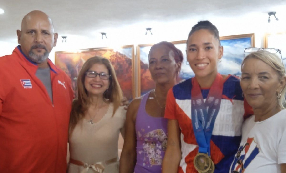 InderCuba's tweet photo. La alegría por su participación en los JJCC de #SantoDomingo2026, extendida a los recibimientos en sus territorios, con presencia de familiares, autoridades, glorias del #DeporteCubano y el pueblo, que aplaudieron sus actuaciones, homenaje a #100AñosConFidel. 
#SiempreXCuba https://t.co/wcyNbJguUt