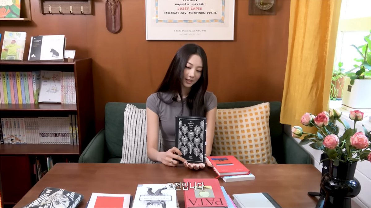 summerwherever's tweet photo. กาวอนอ่านหนังสือเยอะมาก การเลือกซื้อหนังสือของน้องเลยคือปกหนังสือ สวยก็ซื้อ 55555 หรือไถฟีดว่าเรื่องไหนฮิต แล้วกฎของน้องก็คือ น้องจะอ่านหนังสือเดือนละเล่ม น้องเลยมาป้ายยาหนังสือให้ปอม ๆ https://t.co/004M4PGupx
