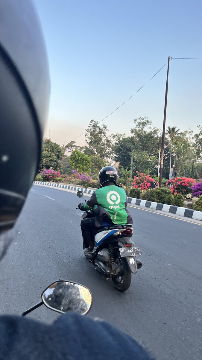 anndyahn's tweet photo. buat maba maba yg lg ngincer kating, 
ini namanya pulang ospek dijemput kating ygy https://t.co/xjWQNXZaaL