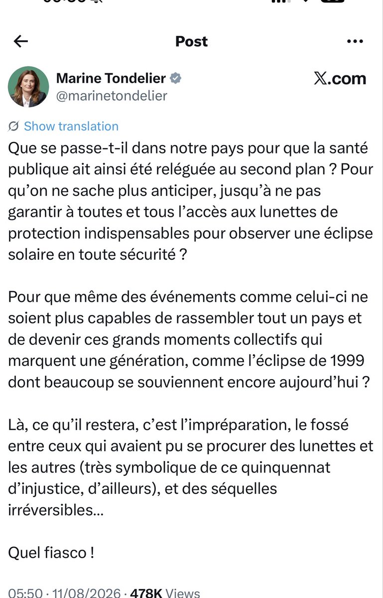 jorderic's tweet photo. Une paire de lunettes d’éclipse : 3 €. En vente libre depuis des mois. L’événement était connu des décennies à l’avance, à la seconde près.
Et pourtant, le réflexe français : “pourquoi l’État ne nous les a pas fournies ?”
Aux États-Unis, en 2017 et 2024, personne n’a posé cette question. Les bibliothèques, les écoles, les commerces, les voisins se sont organisés. Des millions de lunettes distribuées, sans un centime d’impôt fédéral. Et le grand moment collectif a eu lieu.
C’est ça, la vraie différence culturelle que je constate entre mes deux vies, en Alsace et au Texas. Là-bas, quand un événement arrive, la première question c’est “comment on s’organise ?”. Ici, c’est “qu’a prévu le gouvernement ?”.
À force de tout déléguer à l’État — qui en échange nous prend plus de la moitié de ce qu’on gagne — on a désappris quelque chose de fondamental : être autonomes. Prévoir. S’équiper. S’entraider entre voisins sans attendre une circulaire.
Le fiasco n’est pas sanitaire. Il est culturel.