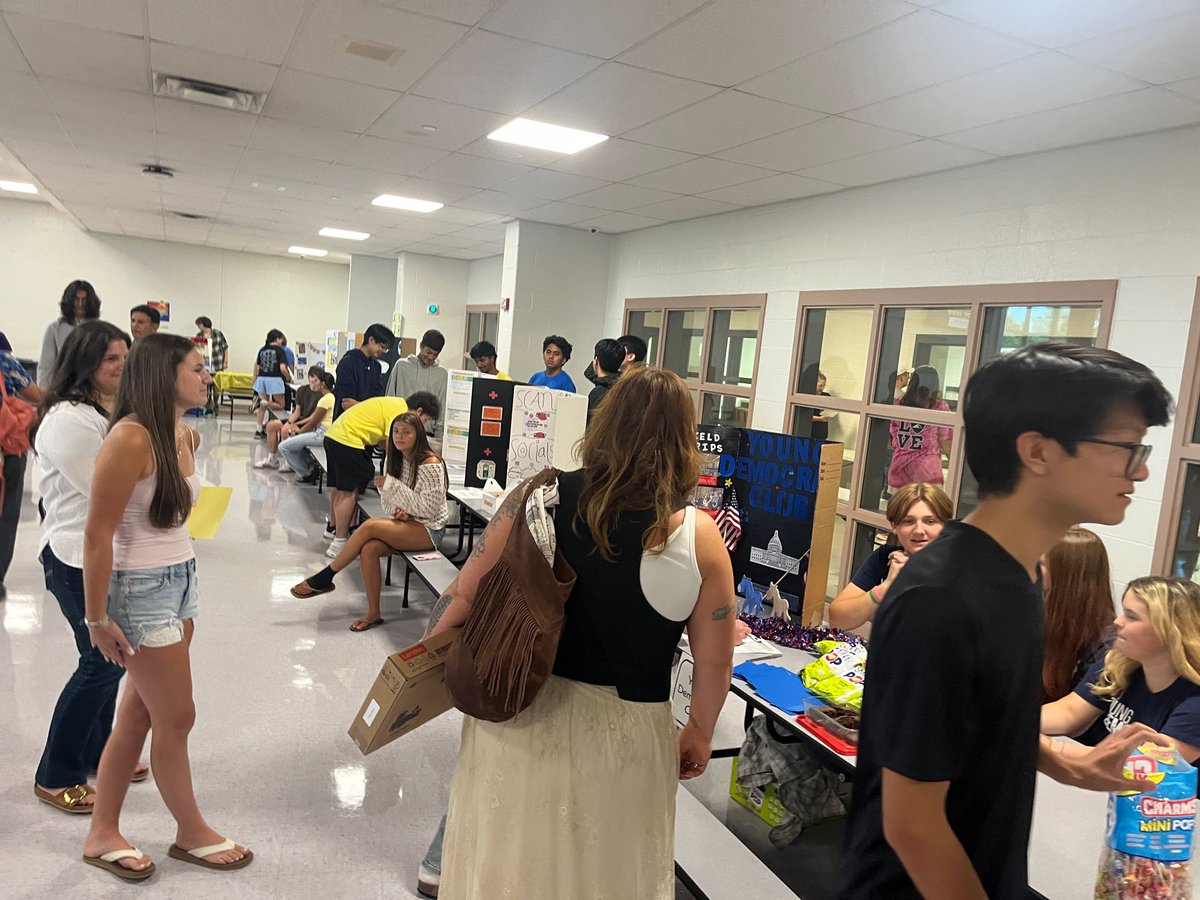 EHS_Hornets's tweet photo. Welcoming our new students and their families was such a wonderful way to start the day! New students received their schedules and Chromebooks and took a tour of the building. The club fair was a huge success and many of our new students are signing up already. https://t.co/wiDY9eQyn4