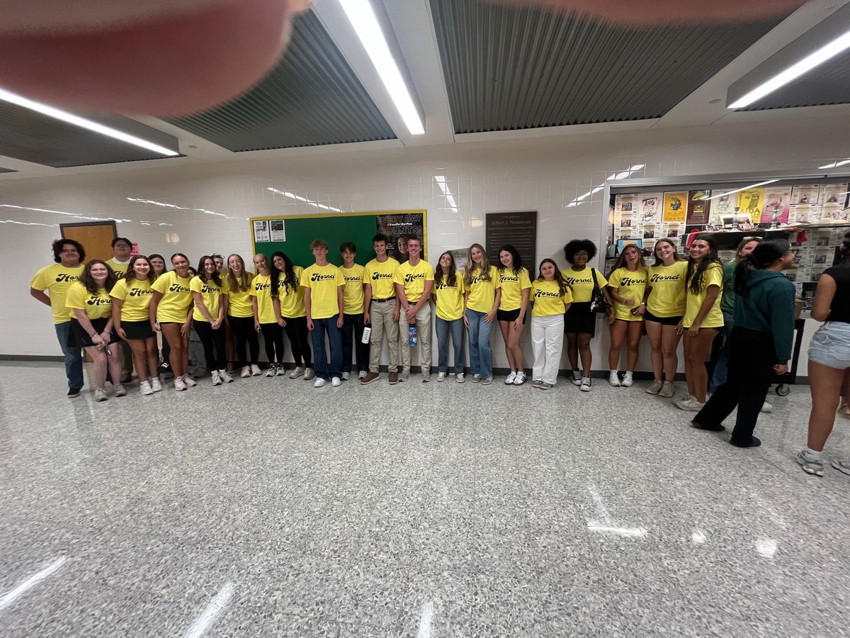 EHS_Hornets's tweet photo. Welcoming our new students and their families was such a wonderful way to start the day! New students received their schedules and Chromebooks and took a tour of the building. The club fair was a huge success and many of our new students are signing up already. https://t.co/wiDY9eQyn4