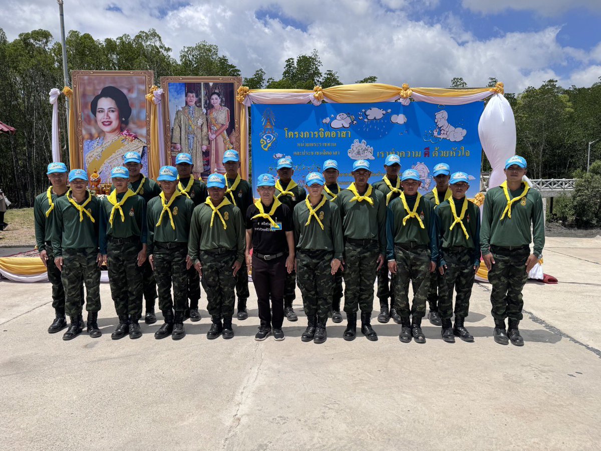 45thMilitary's tweet photo. 12 ส.ค.69 ���️พล.ต.เฉลิมชัย สุทธินวล ผบ.มทบ.45 มอบหมายให้ ศอ.จอส.พระราชทาน มทบ.45 นำกำลังพลจิตอาสา 904, จิตอาสา พระราชทาน กอ.รมน.จังหวัด ส.ฎ., จิตอาสาพระราชทาน มทบ.45(รพ.ค่ายวิภาวดีรังสิต,ร้อย มทบ.45 และ บก.มทบ.45), รด.จิตอาสา ร่วมกิจกรรมจิตอาสาพัฒนาเนื่องในวันสำคัญของชาติไทย https://t.co/Zpvp7H7Iru
