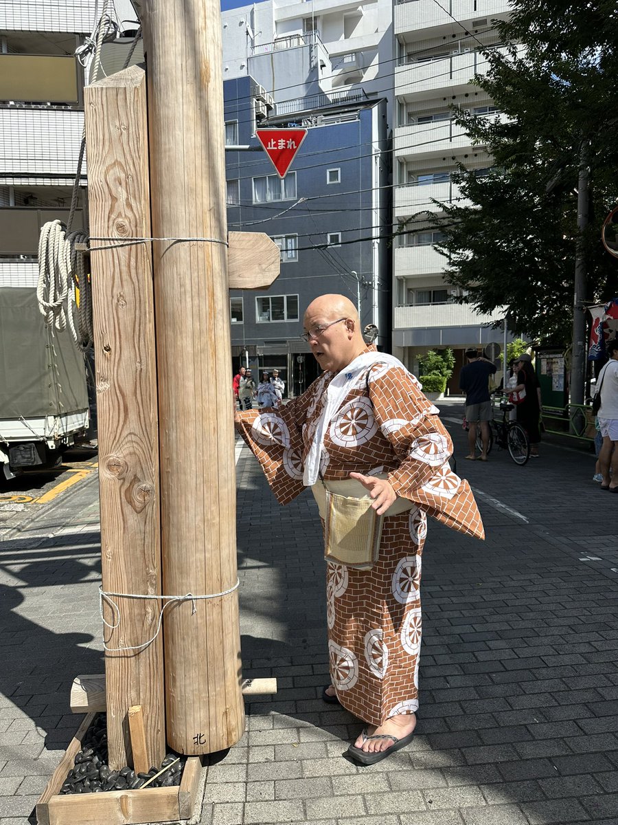 daishisongcafe's tweet photo. 佃の住吉神社様のお祭り
日本の夏だなぁ。

noteにも書きましたが、テッポウ突きました。。。あはーっ😃昔よくやりましたなー。

#佃 #住吉神社 #テッポウ #相撲甚句 #大至伸行 https://t.co/84QbUoOhqH