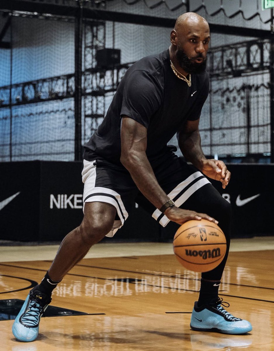 JustFreshKicks's tweet photo. BREAKING: LeBron James officially unveils the Nike LeBron 24 👑 https://t.co/JNf24fy9H3