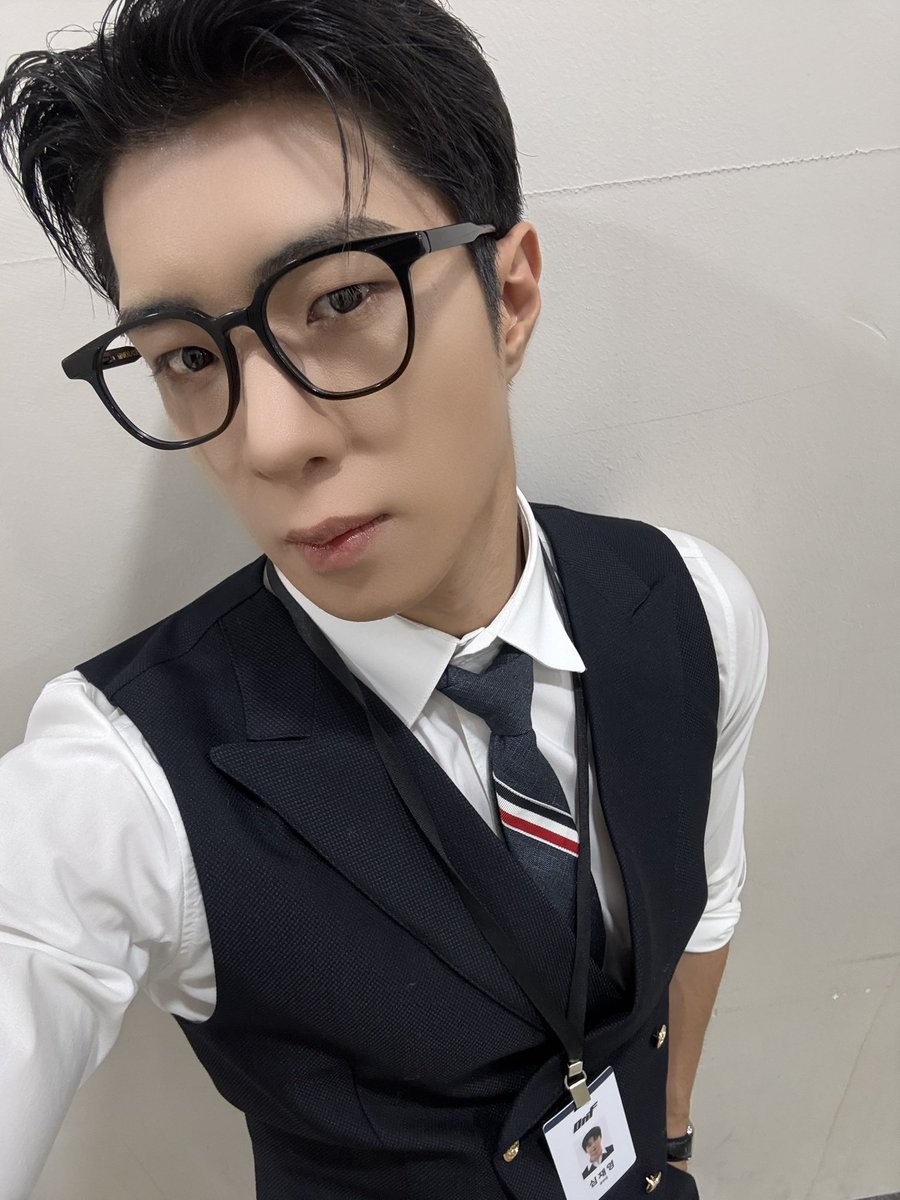 ONF_members's tweet photo. #와이엇 #WYATT

👔🤓 https://t.co/OvCD3MmUoj