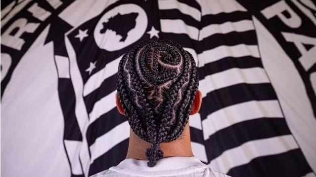 sccplira's tweet photo. o que me pega é que o Memphis sempre se mostrou muito ligado ao Corinthians, além do jogador, além do campo. 

presenteava jogadores holandeses com a camisa do clube, usava corrente, brinco, cabelo, tudo que podia sobre o Corinthians. Fez música, fez aniversário (pagando o traje de todos os funcionários); era tudo em volta e sobre o Corinthians. 

pode parecer bobagem p alguns, entendo. Mas num mundo onde os jogadores são tão desapegados, isso era algo que eu considerava.

enfim, ele vivia essa porra de verdade.