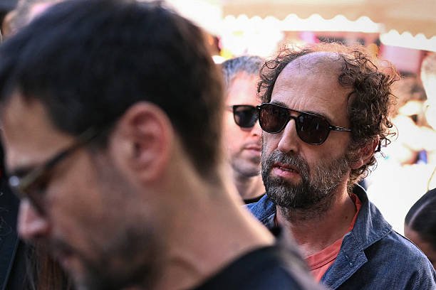 FILTERMexico's tweet photo. El último adiós a Kavinsky en Saint-Pierre de Montmartre con la presencia de la diseñadora y pareja del productor, Gaëlle Constantini, Thomas Bangalter de Daft Punk, Gaspard Augé y Xavier de Rosnay de Justice, Breakbot, Gaspar Noé y Busy P.

Descanse en paz (1975 - 2026) 🥀 https://t.co/sYK8m6dLE3