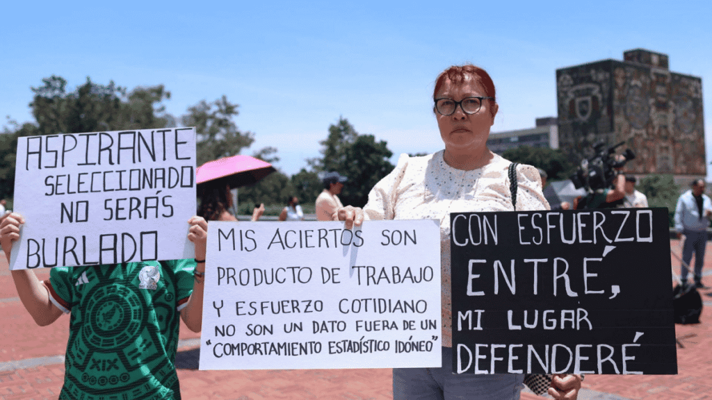 galvanochoa's tweet photo. 🔴 UNAM, auditoría

Presionado por la inconformidad de la comunidad universitaria y de la opinión pública, el rector de la @UNAM_MX, Leonardo Lomelí, solicitó a la Auditoría Superior de la Federación (@ASF_Mexico) que realice una revisión integral del contrato con la empresa #TerritoriumLife para el examen de licenciaturas de este año. Serán tres auditorías las que se llevarán a cabo; las demás serán hechas por la misma universidad. Lomelí pide a la #ASF “evaluar la congruencia entre el contrato y la prestación del servicio prestado, a fin de verificar la correcta aplicación de la norma en la materia”. ¿Cuánto tardará el resultado? No menos de seis meses y las sanciones suelen ser irrisorias. Ya para entonces, probablemente, el problema se habrá desinflado. Y la empresa ya cobró y no devolverá un centavo. Es lo que se llama patear el bote hacia adelante.

✒️ https://t.co/bUwf6FbdHQ