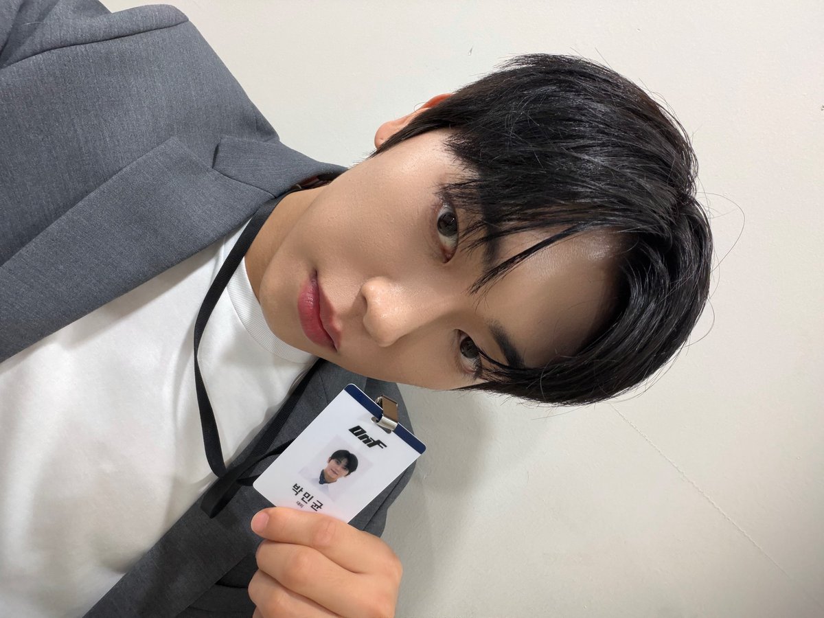 when_onf's tweet photo. 잘생긴거 축하한다 https://t.co/QyMKg4unaJ