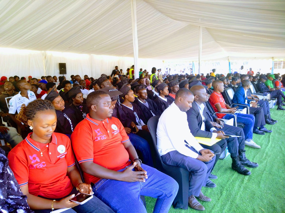 nycnyanza's tweet photo. Uyu munsi, ku Kigo cy'Urubyiruko cya @NyanzaDistrict hari kwizihirizwa umunsi mpuzamahanga w'urubyiruko ku nsanganyamatsiko igira iti;" Kubaka ubushobozi bw'Urubyiruko hagamijwe kubyaza umusaruro amahirwe ahari." Ni kubufatanye na @VSO_Rwanda, #BRAC n'Abandi Bafatanyabikorwa.1/2 https://t.co/5w4E02GU4l